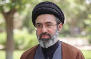 مصاحبه منتشر نشده آیت الله مجتبی خامنه‌ای / از رابطه پدر و پسری تا ناگفته‌های زندگی رهبر شهید انقلاب