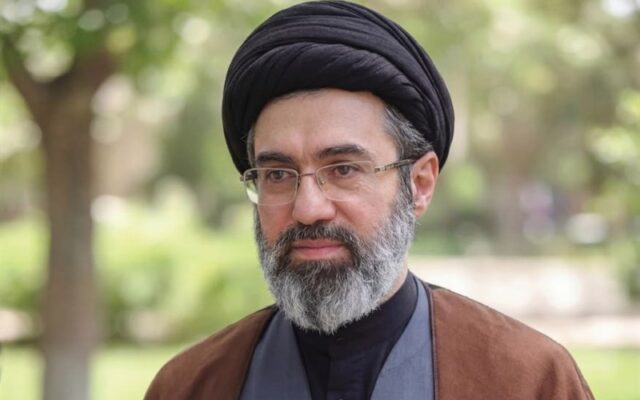 مصاحبه منتشر نشده آیت الله مجتبی خامنه‌ای / از رابطه پدر و پسری تا ناگفته‌های زندگی رهبر شهید انقلاب